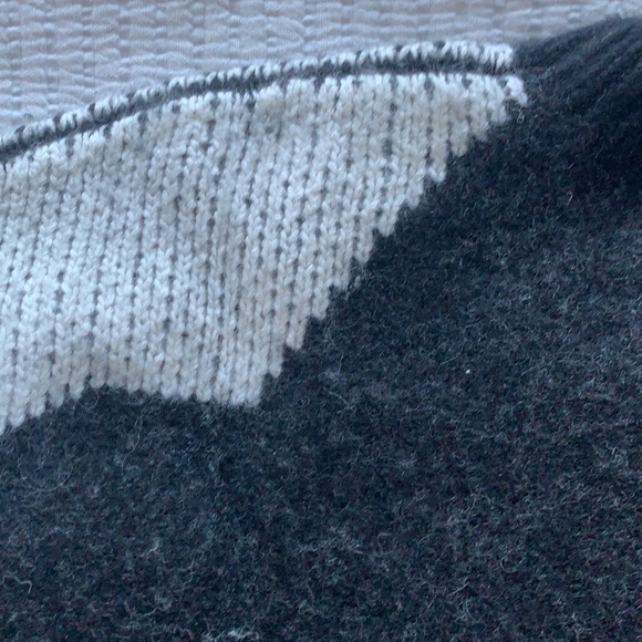 Gorgeous Elle Sasson Sweater - Picture 11 of 12